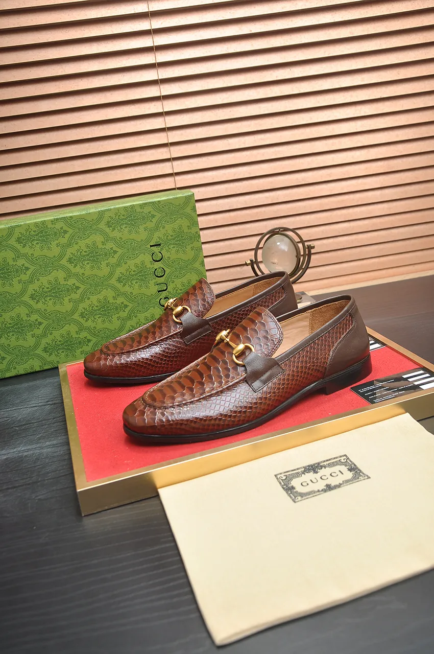 Men's shoes 💰600💶 Brand: GUCCI (Gucci) Standard size: Men's size 38/44 (45 can be customized) Grade: Same as the official website Original quality Material: Original cowhide Water-dyed cowhide lining Original rubber outsole Style category: Men's fashionable casual leather shoes Distinguished big-name luxury elements Top luxury Color: Actual picture